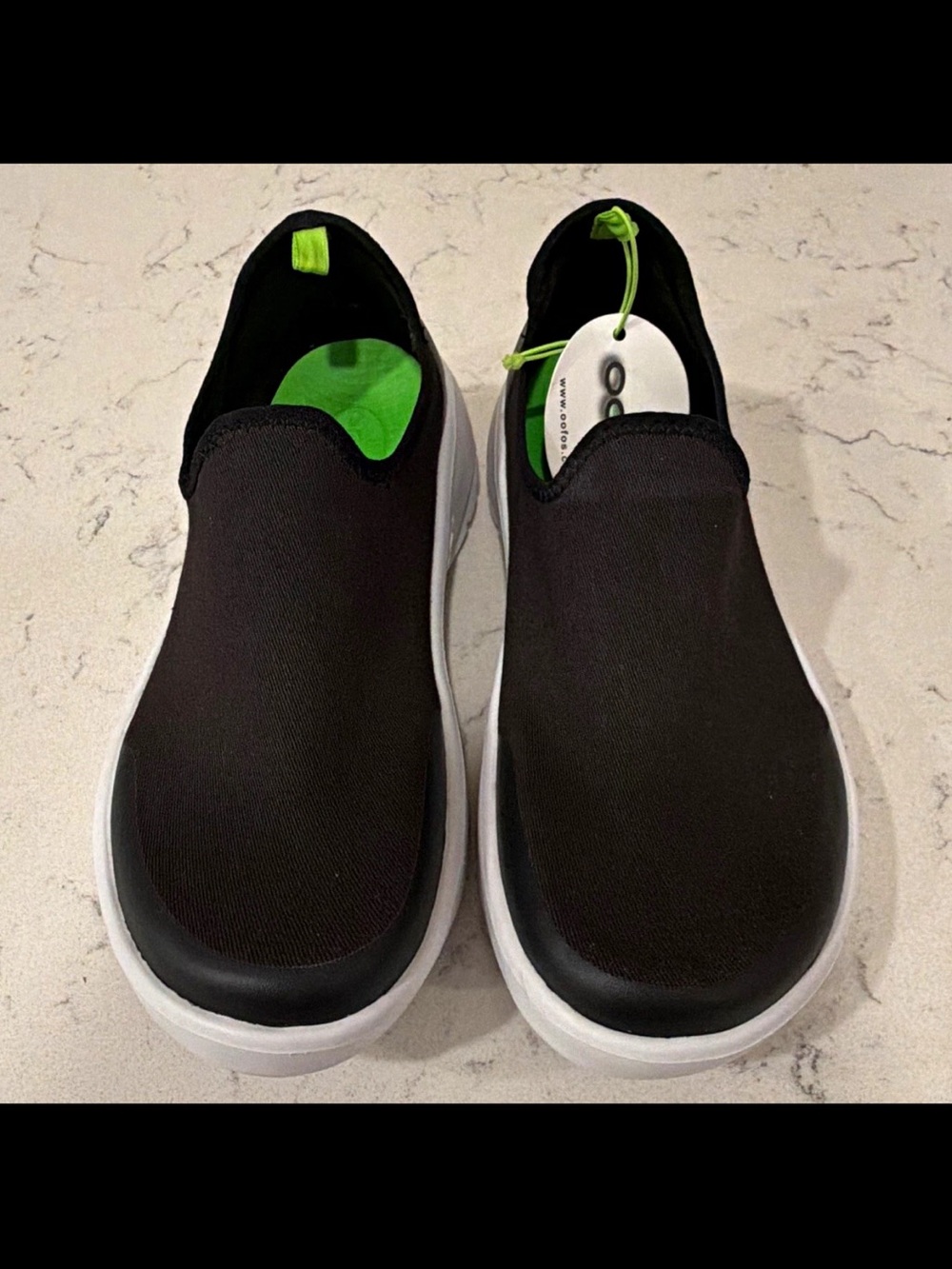 OOFOS OOmg EeZee Women’s Slip-On Cushioned Comfort Shoes White/Black 8.5 NWOB